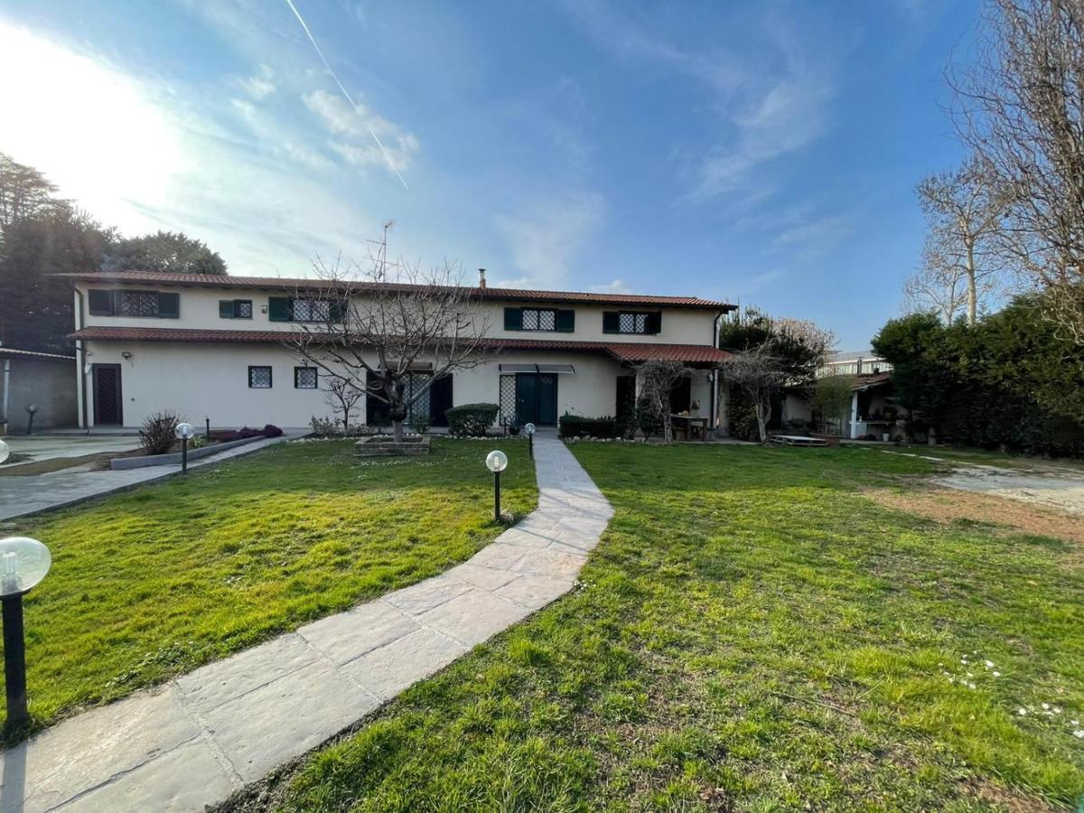 Lussuosa Villa Vicino Alla Stazione Caronno Pertusella Exterior foto