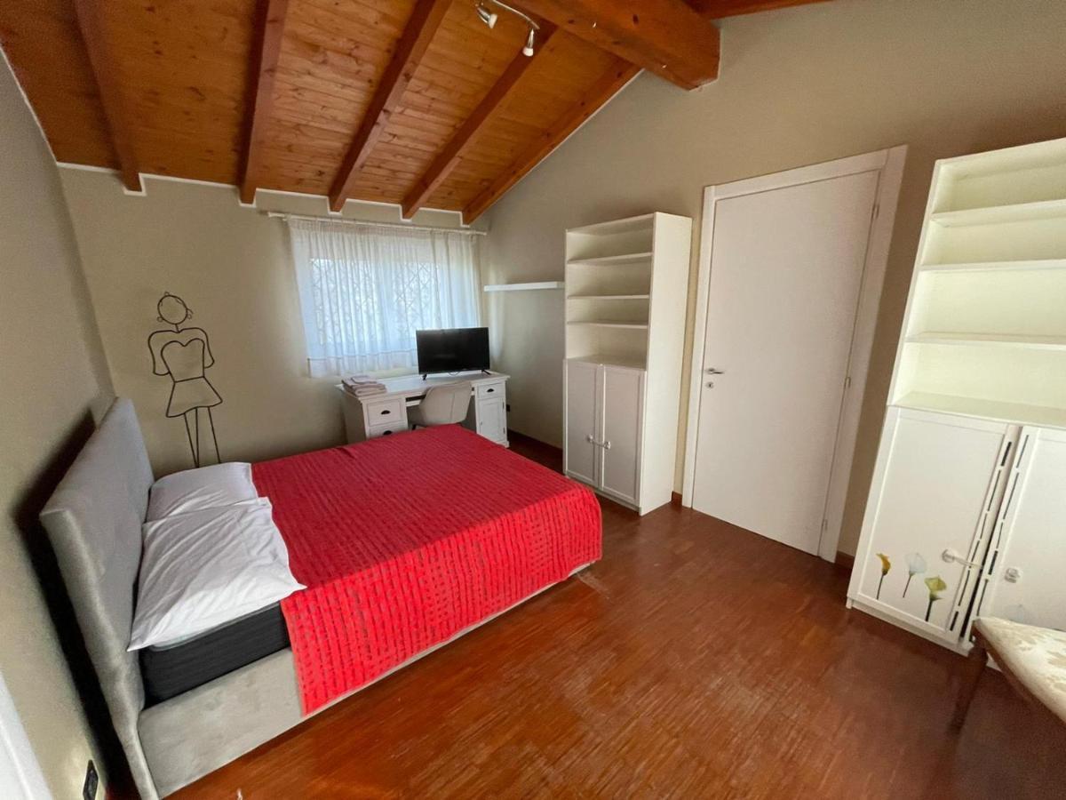 Lussuosa Villa Vicino Alla Stazione Caronno Pertusella Exterior foto